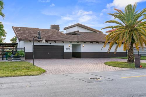 Lakeside Oasis Pool Sauna and Golf in Miami L40