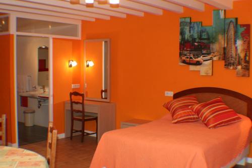 1 queen bed, 1 double bed, 2 twin beds
