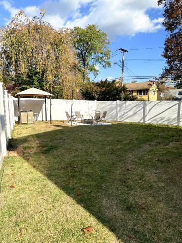 7 Mins drive to Yale, Large fenced yard