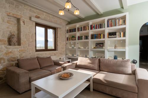 Atpūtas iespējas, Idothea Stone Villa in Kalpaki