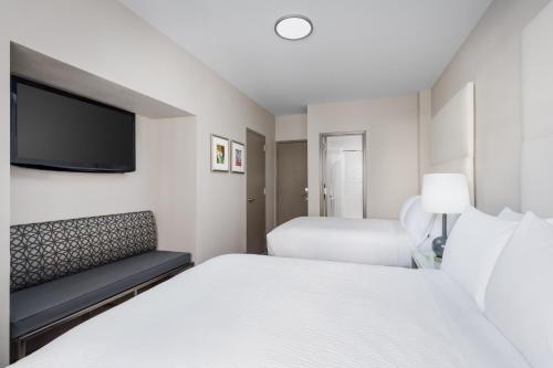 Standard Double Room with Two Double Beds image 4