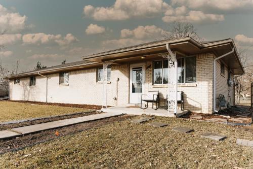 Cozy Retreat w/ Firepit! ~Near Red Rocks -Downtown in Wheat Ridge, USA
