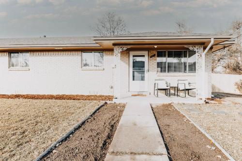 Cozy Retreat w/ Firepit! ~Near Red Rocks -Downtown in Wheat Ridge, USA