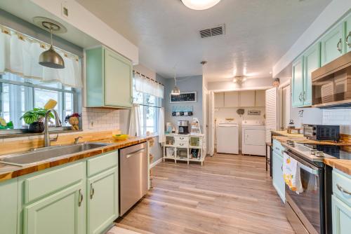 Quiet Beverly Hills Vacation Rental with Pool and Spa! in Beverly Hills, USA