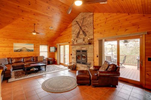 Stunning Athens Home Mtn Views and Pool Access in Athens, USA