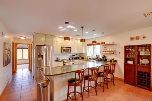 Stunning Athens Home Mtn Views and Pool Access in Athens, USA