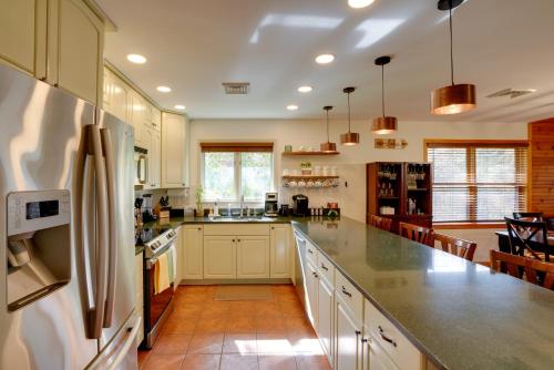 Stunning Athens Home Mtn Views and Pool Access in Athens, USA