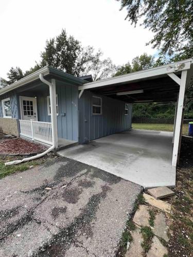 Cozy two bedroom home near downtown Shawnee