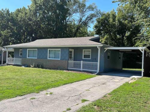 Cozy two bedroom home near downtown Shawnee