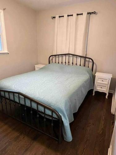 Modern & Cozy 2 bedroom home near downtown Shawnee in Shawnee, USA