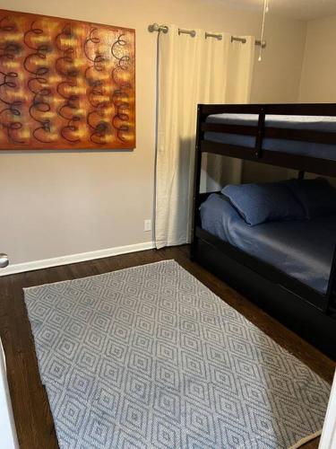 Modern & Cozy 2 bedroom home near downtown Shawnee in Shawnee, USA