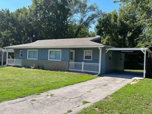 Modern & Cozy 2 bedroom home near downtown Shawnee in Shawnee, USA