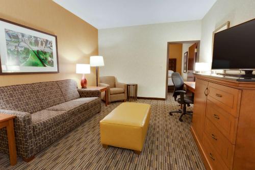 King Suite with Sofa Bed image 3