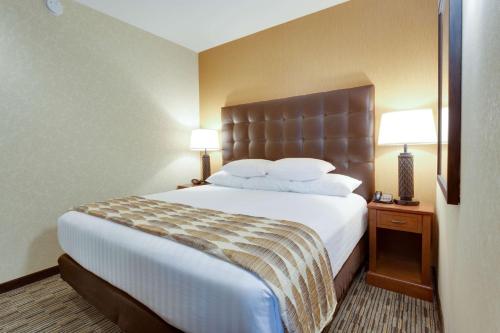 King Suite with Sofa Bed room in Drury Plaza St Louis at the Arch