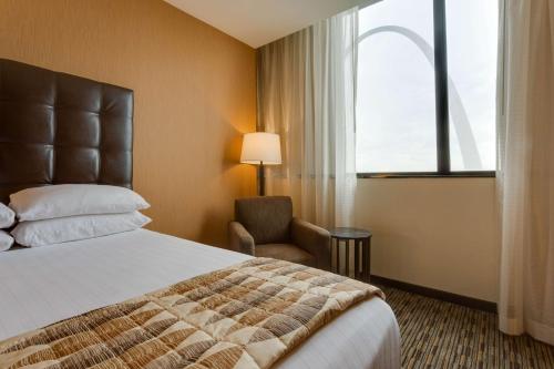 Deluxe King Room - Partial View Riverfront/Arch room in Drury Plaza St Louis at the Arch