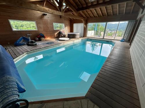 Peldbaseins, Cosy Chalet au cœur du Sidobre avec Piscine et Spa in Ferrières (Midi-Pyrenees)