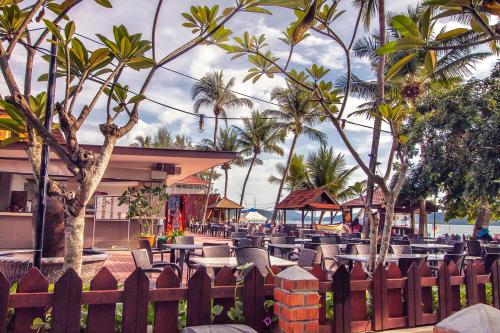 레스토랑, 샌디 비치 리조트 바이 카사 로마 (Sandy Beach Resort by Casa Loma) near Cenang Beach