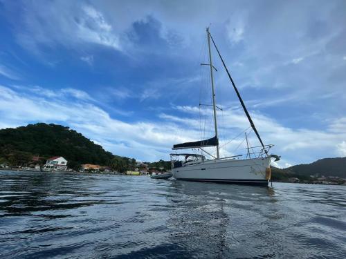 Le Voilier dans la baie des Saintes