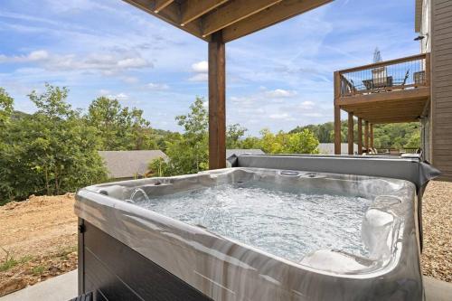 Karstais baseins, Gorgeous Lake Cabin Hot Tub in Forsyth (MO)