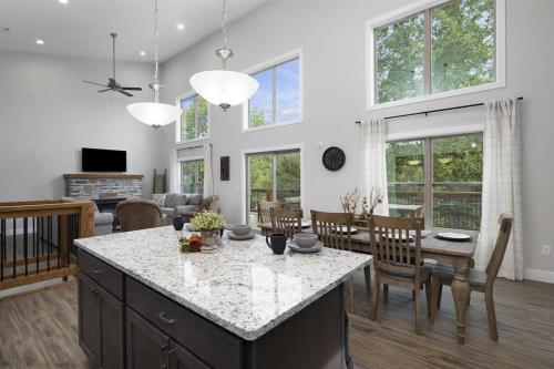 virtuve, Gorgeous Lake Cabin Hot Tub in Forsyth (MO)