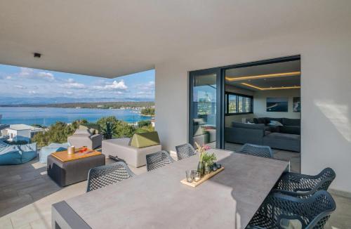 ระเบียง/ชานเรือน, Apartments with parking space Vantacici, Krk - 21673 in ซีดาริชิ