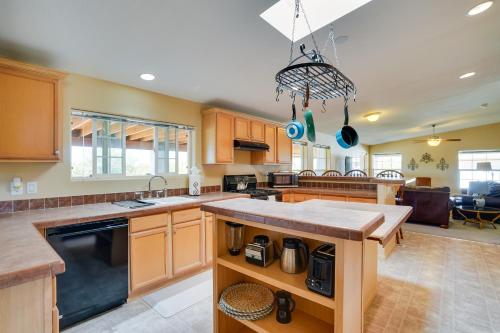 Tucson Home 11 Mi to Saguaro National Park! near ทุคสันเมาเท่นพาร์ค