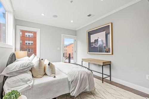 Luxury DC Penthouse w/ Private Rooftop! (Chapin 4)