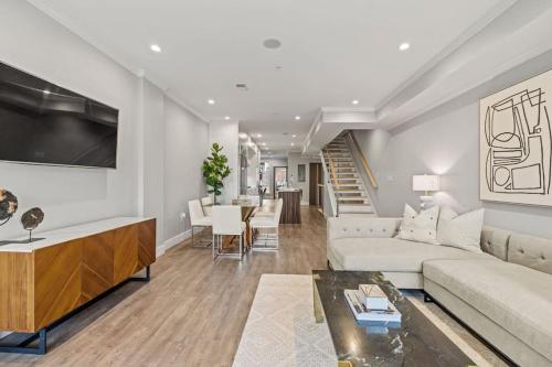 Luxury DC Penthouse w/ Private Rooftop! (Chapin 4)