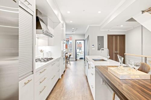 Luxury DC Penthouse w/ Private Rooftop! (Chapin 4)