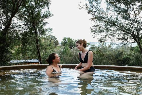 อ่างแช่น้ำพุร้อน, Metung Hot Springs in เมตุง