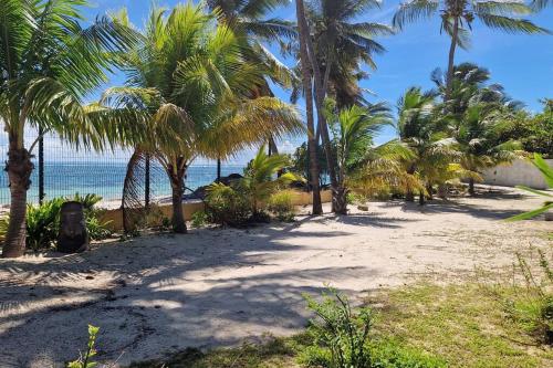 Vue imprenable sur le lagon et accès plage Le Touloublue (Vue imprenable sur le lagon et acces plage Le Touloublue) in Sainte Anne