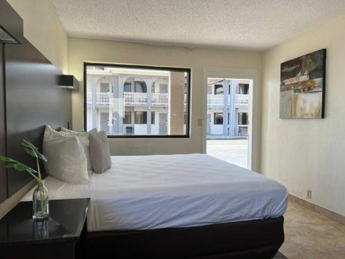 *Coastline 2BR Suite w/Ac*123* in Daytona Beach, USA