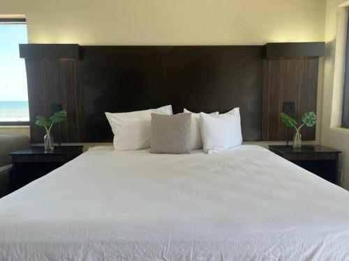 *Coastline 2BR Suite w/Ac*123* in Daytona Beach, USA