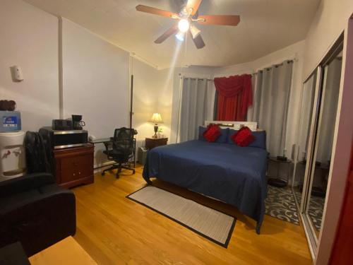 Room in Guest room - 7privateroom Jacuzzimassage Sitparking15mins2ny in North Bergen, USA