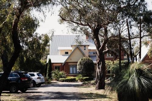 Homestead Loft- Private retreat, amongst the gums with woodfire and spa bath