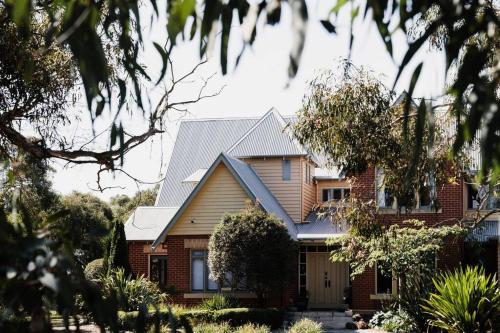 Homestead Loft- Private retreat, amongst the gums with woodfire and spa bath