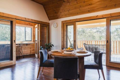 Homestead Loft- Private retreat, amongst the gums with woodfire and spa bath