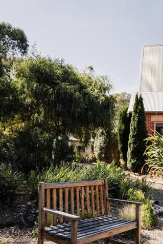 Homestead Loft- Private retreat, amongst the gums with woodfire and spa bath