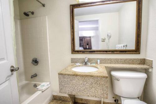 Beachfrnt Oasis:King Bed+Wi-Fi+AC+Free Parking*140 in Daytona Beach, USA