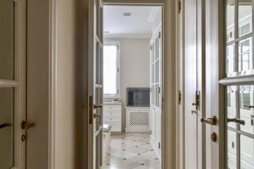 Belle Epoque style apartment Entire floor on the most sofisticated avenue of the city photo 3