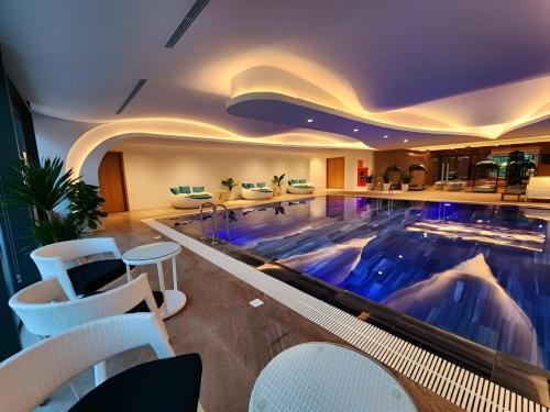 Swimming pool, Dream Dragon Resort in Haiphong
