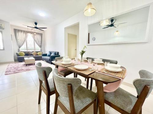 O3 1-12Pax Cozy Home Setia Alam SCCC TV&WiFi Pool, Klang