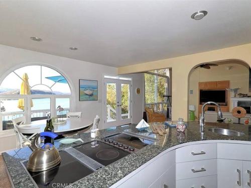 Glenhaven with Exotic Lake View in Lucerne (Kalifornia)