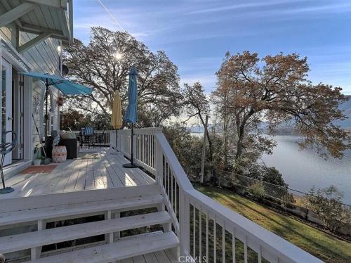 Glenhaven with Exotic Lake View in Lucerne (Kalifornia)