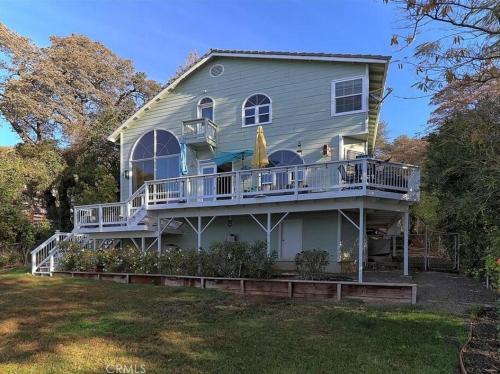 Glenhaven with Exotic Lake View in Lucerne (Kalifornia)