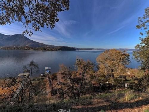 Glenhaven with Exotic Lake View in Lucerne (Kalifornia)