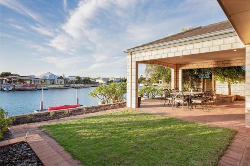 Luxury Waterfront Canal Estate With Private Jetty - Pet Friendly