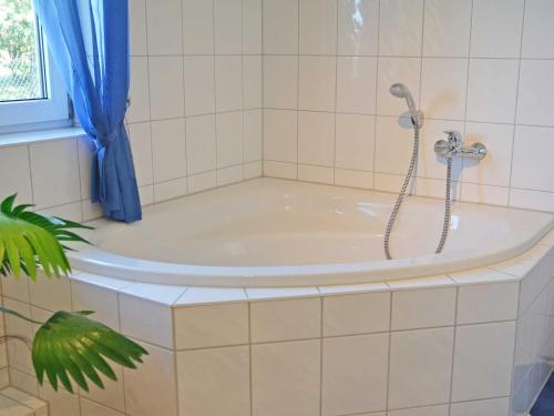 حمام, Seedorper Reethus mit Hafenblick, Kamin und Sauna in Altensien