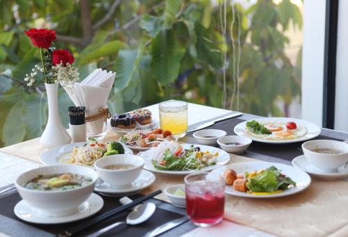 Food and beverages, Khách Sạn Hoàng Long Phan Thiết in Phú Thủy