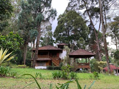 Villa Kayu Puncak by Henny Ariastoeti